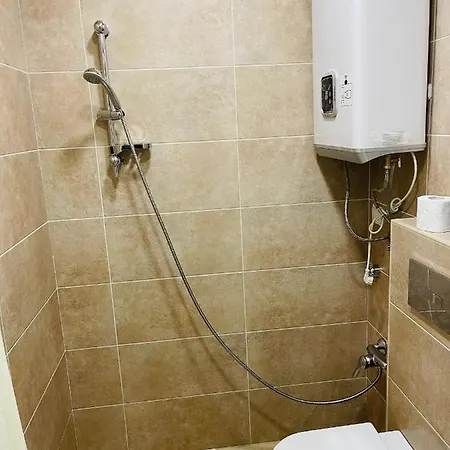 Top Central Location , 5 Min To Beach דירה *