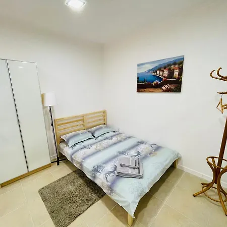 Top Central Location , 5 Min To Beach * וארנה