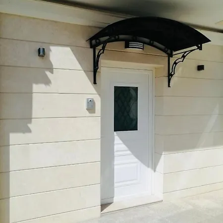 Top Central Location , 5 Min To Beach